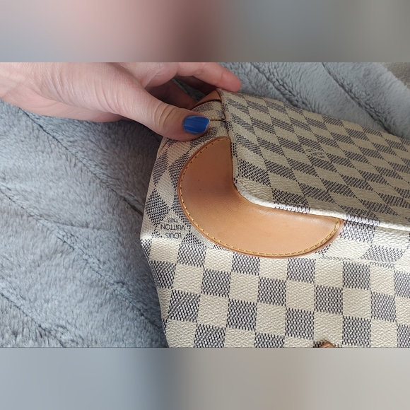 LV Hampstead Tote - Picture 11 of 17